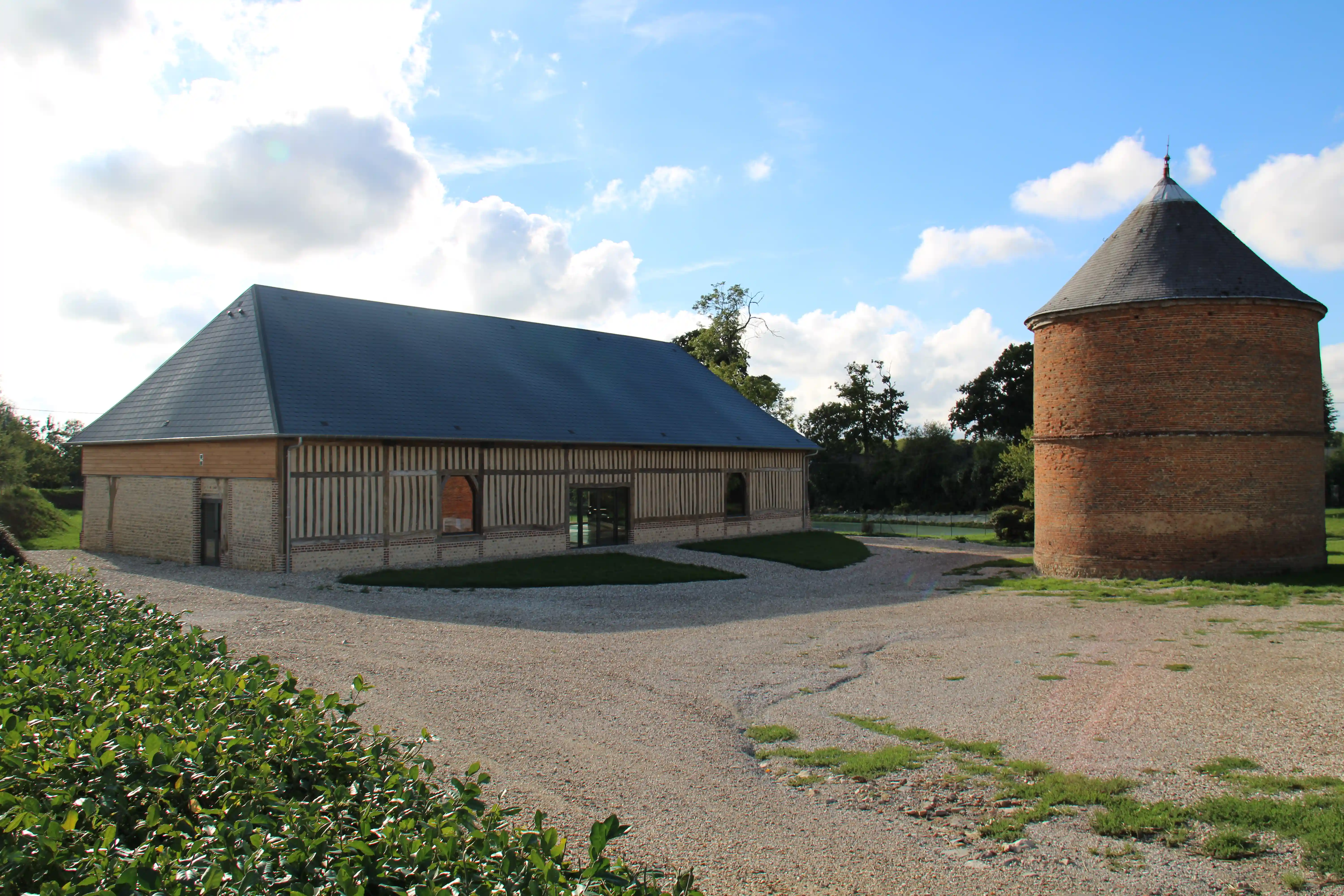 Photo de la Grange Du Castillon remplie de convives.