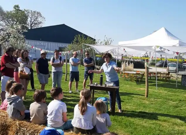 Photo de Corinne Dumesnil animant une journée Découverte à La Ferme devant un groupe d'enfants